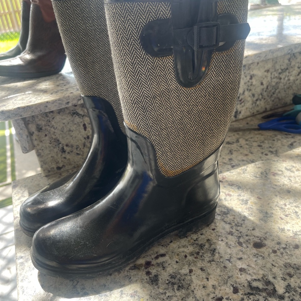 Stylish Black and Tan Women's rain boots